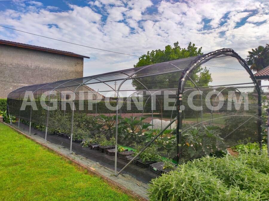 Hail-greenhouse with straight lateral
