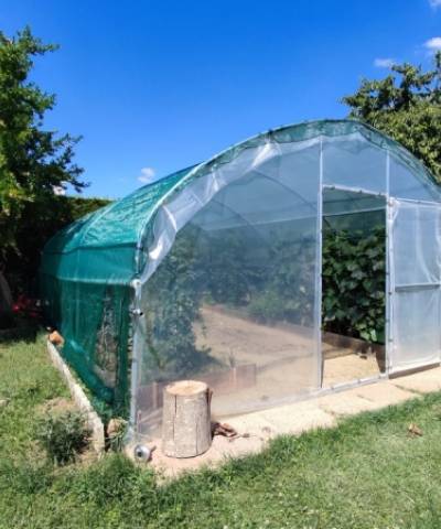 Greenhouse for vegetable garden with straight lateral joint