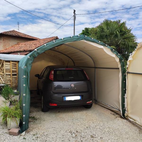 Copertura per auto con laterale dritto e telo avorio